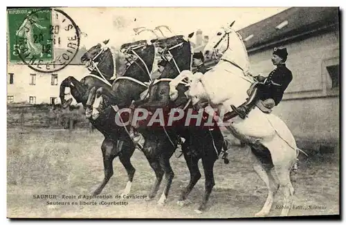 Ansichtskarte AK Cheval Equitation Hippisme Saumur Ecole d&#39application de cavalerie Sauteurs en liberte Courbe