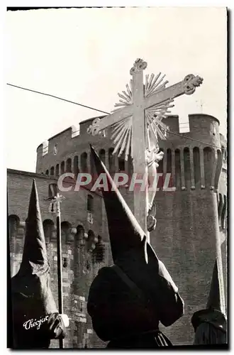 Cartes postales moderne Perpignan Semaine sainte en Roussillon La procession de la Sanch Penitents devant le Castillet