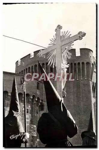 Moderne Karte Perpignan Semaine sainte en Roussillon La procession de la Sanch Penitents devant le Castillet