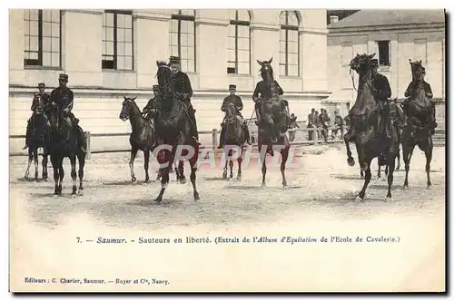 Ansichtskarte AK Cheval Equitation Hippisme Saumur Sauteurs en liberte