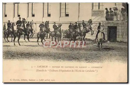 Cartes postales Cheval Equitation Hippisme Saumur Reprise de sauteurs en liberte Courbette