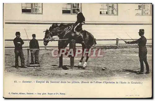 Ansichtskarte AK Cheval Equitation Hippisme Saumur Emploi du sauteur dans les piliers