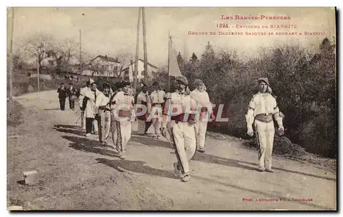 Ansichtskarte AK Folklore Basses Pyrenees Environs de Biarritz Groupe de danseurs basques se rendant a Biarritz