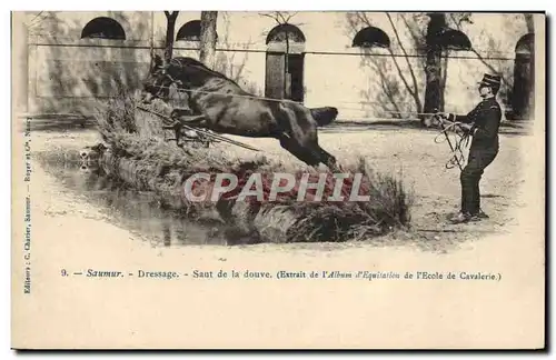 Ansichtskarte AK Cheval Hippisme Saumur Dressage Saut de la douve