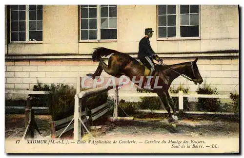 Ansichtskarte AK Cheval Hippisme Saumur Ecole d&#39application de cavalerie Carriere du manege des ecuyers Saut d