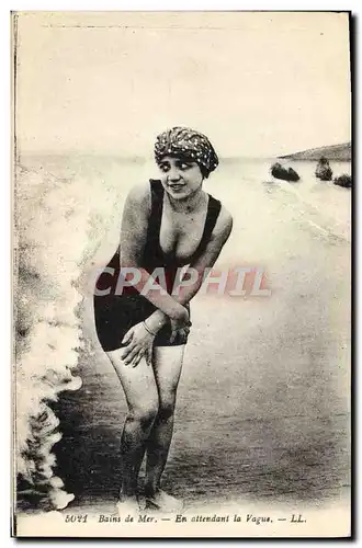 Cartes postales Femme Maillot de Bains de mer En attendant la vague