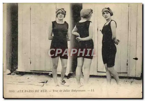 Ansichtskarte AK Femme Maillot de Bains Aux bains de mer Trio de jolies baigneuses