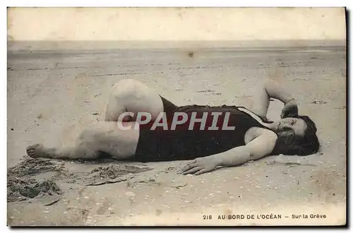 Cartes postales Femme Maillot de Bains Au bord de l&#39ocean Sur la greve