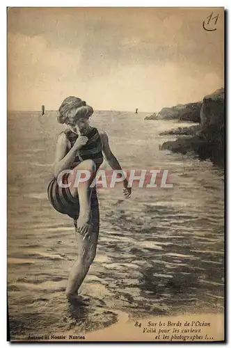 Ansichtskarte AK Femme Maillot de Bains Sur les bords de l&#39Ocean Voila pour les curieux