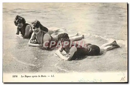 Cartes postales Femme Maillot de Bains Le repos apres le bain