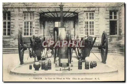 Cartes postales Militaria Verdun la cour de l&#39hotel de ville Obus de 420 allemand