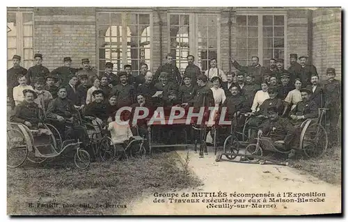 Cartes postales Groupe de mutiles recompenses a l&#39exposition des Travaux executes par eux a Maison Blanche Ne