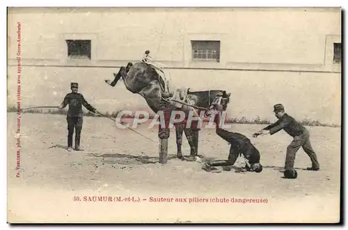 Cartes postales Cheval Hippisme Saumur Sauteur aux piliers (chute dangereuse)