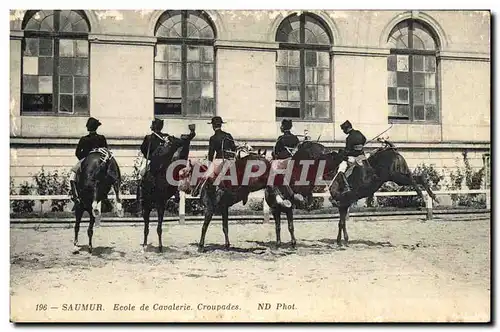 Ansichtskarte AK Cheval Hippisme Saumur Ecole de cavalerie Croupades
