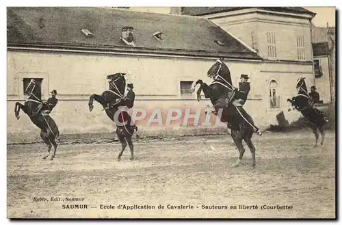 Ansichtskarte AK Cheval Hippisme Saumur Ecole d&#39application de cavalerie Sauteurs en liberte (courbette)