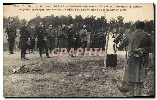 Ansichtskarte AK Militaria Ceremonie Un soldat d&#39infanterie est enterre en pleine campagne aux environs de Rei