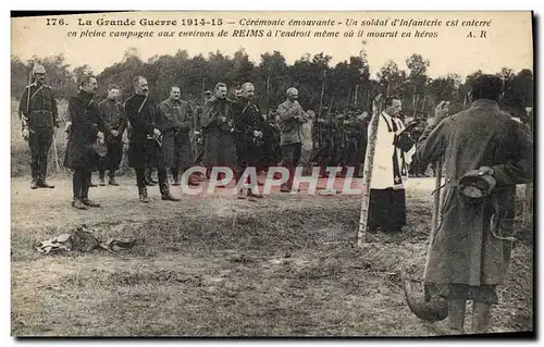 Cartes postales Militaria Ceremonie Un soldat d&#39infanterie est enterre en pleine campagne aux environs de Rei