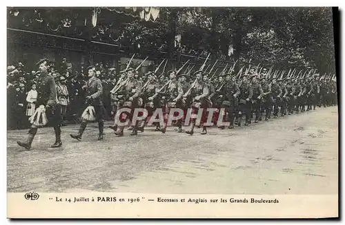 Cartes postales Militaria Le 14 juillet a Paris en 1916 Ecossais et anglais sur les Grands boulevards