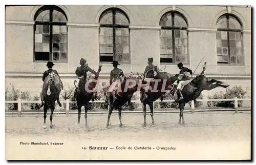 Ansichtskarte AK Cheval Hippisme Saumur Ecole de cavalerie Croupades
