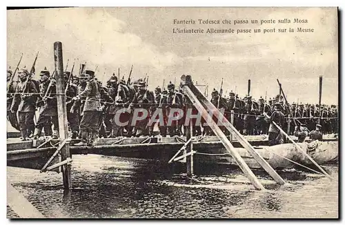 Cartes postales Militaria L&#39infanterie allemande passe un pont sur la Meuse