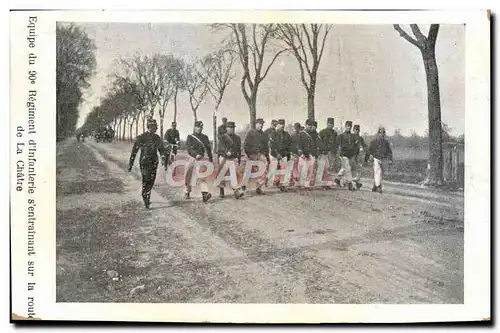 Ansichtskarte AK Militaria Equipe du 90eme regiment d&#39infanterie s&#39entrainant sur la route de La Chatre