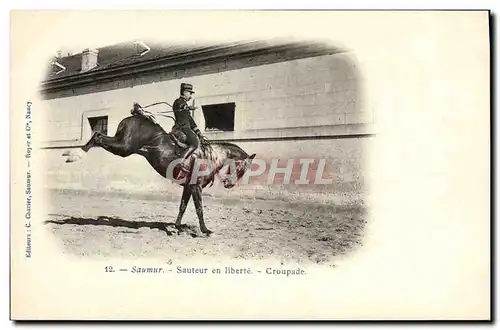 Ansichtskarte AK Hippisme Cheval Saumur Sauteur en liberte Croupade