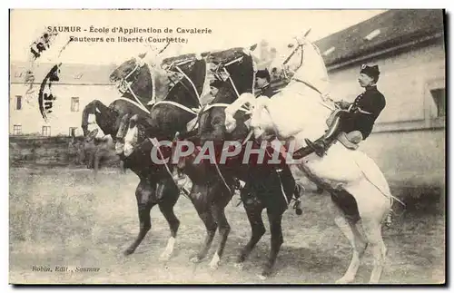 Ansichtskarte AK Hippisme Cheval Ecole d&#39application de cavalerie Sauteurs en liberte Courbette