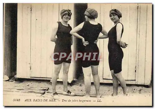 Ansichtskarte AK Femme Maillot de Bains Aux bains de mer Trio de jolies baigneuses
