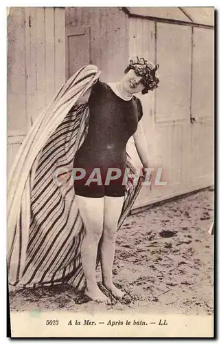 Cartes postales Femme Maillot de Bains A la mer Apres le bain