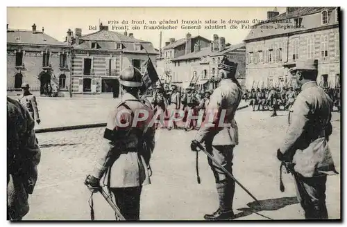 Ansichtskarte AK Militaria General francais salue le drapeau d&#39un regiment