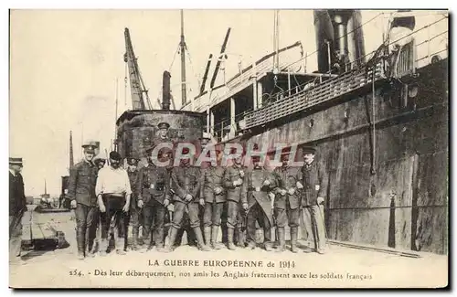 Cartes postales Militaria Debarquement nos amis les Anglais fraternisent avec les soldats anglais