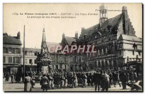 Ansichtskarte AK Militaria Noyon La place d&#39armes Le passage de nos troupes victorieuses