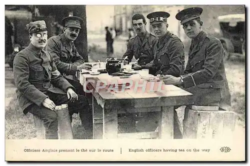 Cartes postales Militaria Officiers anglais prenant le the sur la route