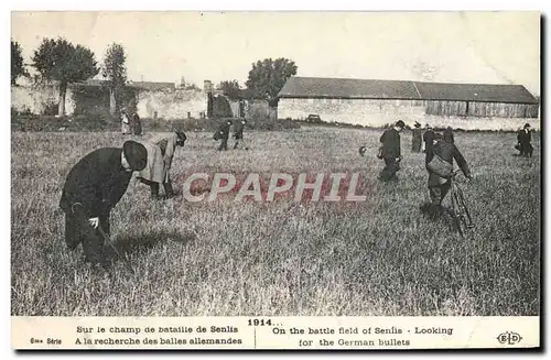 Cartes postales Militaria Sur le champ de bataille de Senlis A la recherche des balles allemandes