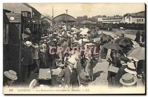 Cartes postales Thermalisme Lourdes Les brancardiers descendant les malades Train