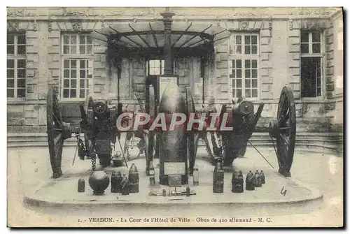 Cartes postales Militaria Verdun La cour de l&#39hotel de ville Obus de 420 allemand