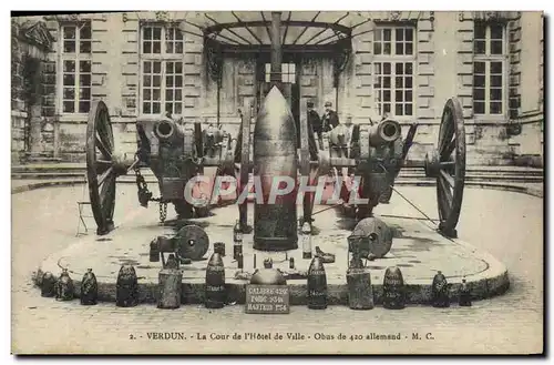 Cartes postales Militaria Verdun La cour de l&#39hotel de ville Obus de 420 allemand