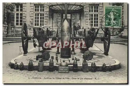 Ansichtskarte AK Militaria Verdun La cour de l&#39hotel de ville Obus de 420 allemand