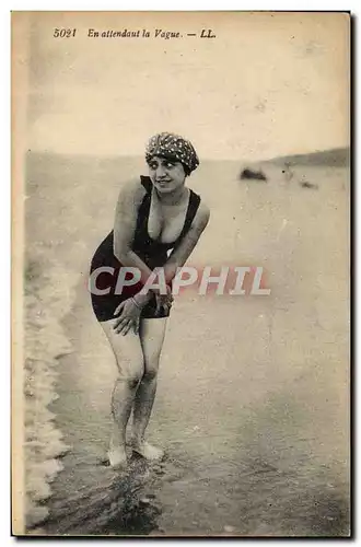 Cartes postales Femme Maillot de Bains En attendant la vague