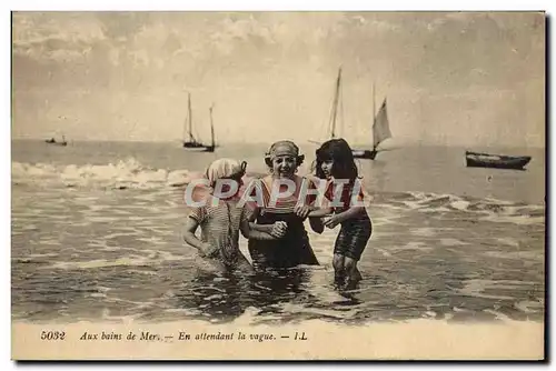 Ansichtskarte AK Femme Maillot de Bains Aux bains de mer En attendant la vague Enfants