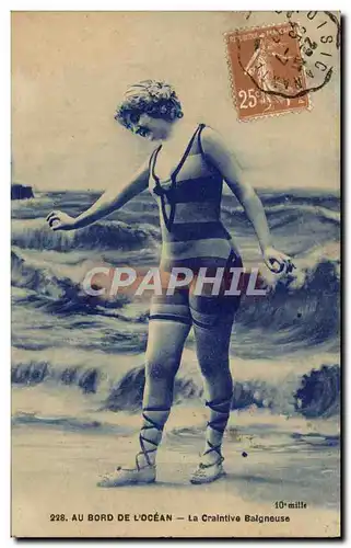 Cartes postales Femme Maillot de Bains La craintive baigneuse