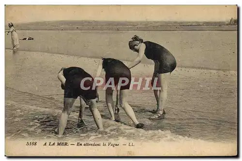 Ansichtskarte AK Femme Maillot de Bains En attendant la vague