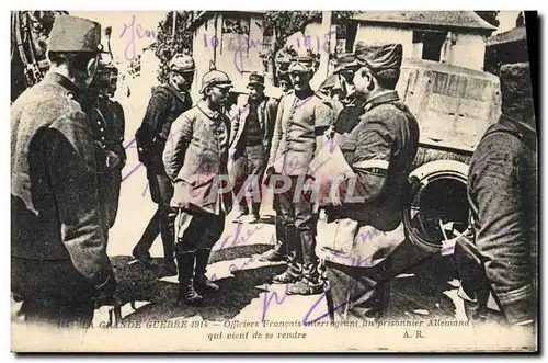 Cartes postales Militaria La Grande Guerre Offliciers Francais interrogeant un prisonnier allemand qui vient de