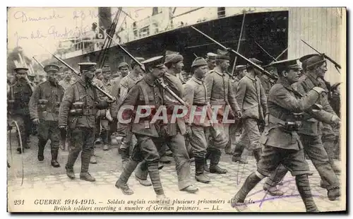 Cartes postales Militaria Soldats anglais escortant plusieurs Prisonniers allemands