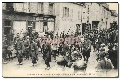 Cartes postales Militaria Prisonniers allemands dans les rues de Reims