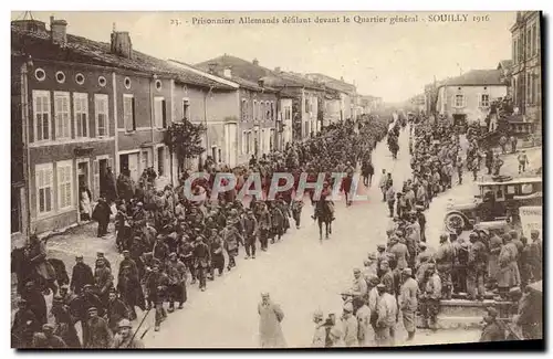 Ansichtskarte AK Militaria Prisonniers allemands defilant devant le Quartier General Souilly 1916