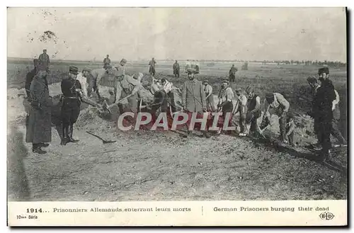 Cartes postales Militaria Prisonniers allemands enterrant leurs morts