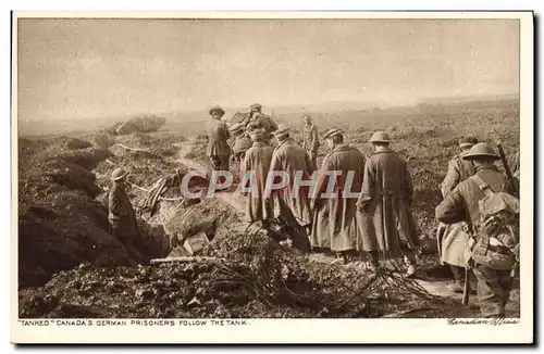 Cartes postales Militaria Tanked Canada&#39s German prisoners follow the tank