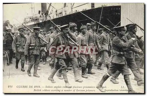 Ansichtskarte AK Militaria Soldats anglais escourant plusieurs prisonniers allemands