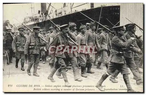 Cartes postales Militaria Soldats anglais escourant plusieurs prisonniers allemands